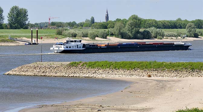 Mocht het komen tot eenrichtingsverkeer op de Boven-IJssel, dan moet de binnenvaart flink omvaren. (Foto Rijkswaterstaat)