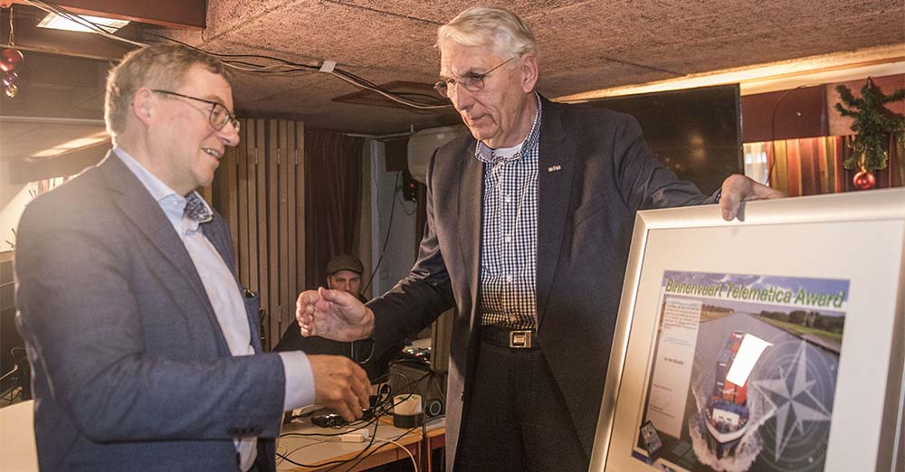 Ivo ten Broeke kreeg van Martin van Dijk de Telematica Award overhandigd. Hij bleek verrast. ‘Maar ik doe ook maar gewoon mijn werk’, was het commentaar van Ten Broeke. (Foto's Erik van Huizen)