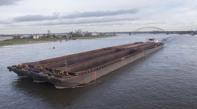 Als Nederland in haar eentje de accijnsvrijstelling afbouwt gaan veel binnenvaartondernemers bunkeren in het buitenland. Het bunkeren van brandstof in Nederland neemt dan met zo’n 85 procent af. (Foto Erik van Huizen)