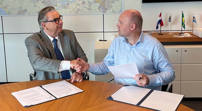 (Foto Ton van Meegen (CEO-PortLiner) tekent gezamenlijk met Egbert van der Wal (Director Port Development Port of Rotterdam) het contract voor de ligplaats van het PortLiner Storage Ponton aan het Hartelkanaal te Rotterdam.)